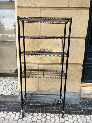 Estantería metálica negra con ruedas