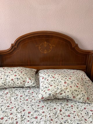 Habitación de matrimonio con mesillas y armario