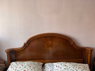Habitación de matrimonio con mesillas y armario