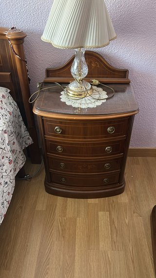 Habitación de matrimonio con mesillas y armario