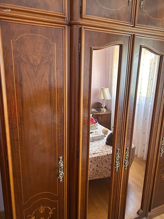 Habitación de matrimonio con mesillas y armario