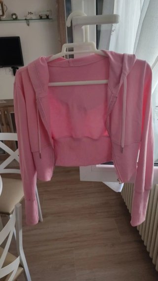 Sudadera cropped rosa con cremallera