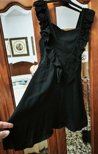 Camiseta nueva negra con tirantes-volantes