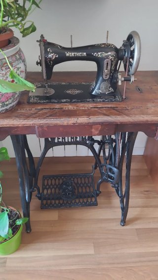 Máquina de coser antigua Wertheim