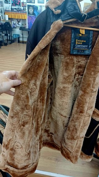 Chaquetón símil piel con capucha XL
