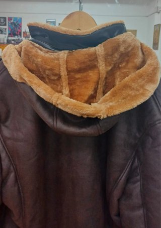 Chaquetón símil piel con capucha XL