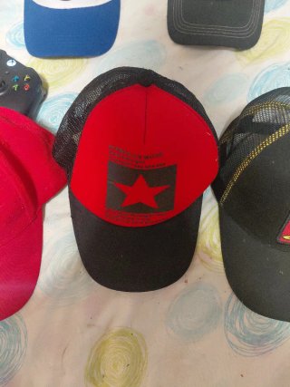 Gorra Trucker Roja y Negra
