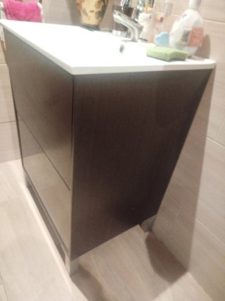 Mueble de baño con lavabo y grifo