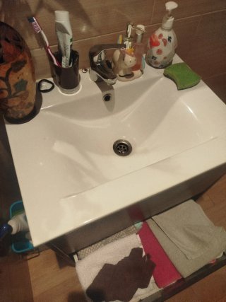 Mueble de baño con lavabo y grifo