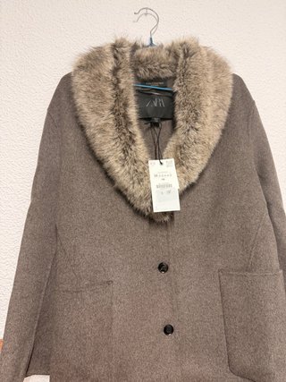 Abrigo de lana con cuello de pelo Zara
