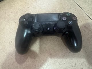 PS4 Pro 1TB Negra + Mando DualShock 4 + Cableado
