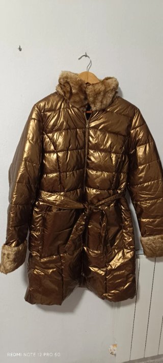 Abrigo Acolchado Dorado con Detalle de Pelo