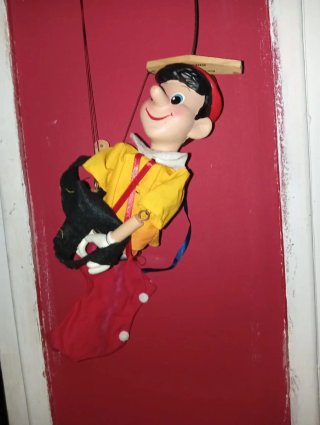 marioneta tradicional de Pinocho colgada de