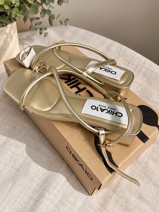 Sandalias CHIKA10 doradas tacón bajo
