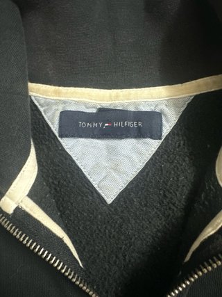 Sudadera Tommy Hilfiger negra de cremallera media