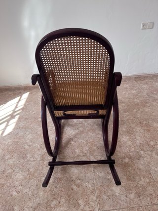 Mecedora Antigua de Madera y Rejilla