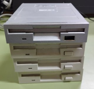 Disquetera Samsung 3.5 Plata y Blanco