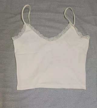 Top blanco de tirantes con encaje