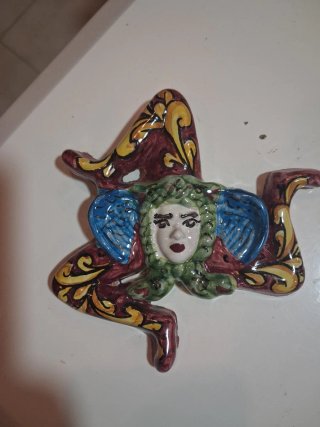 Trinacria in ceramica decorata
