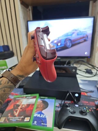 Xbox One X con 2 mandos inalambricos y Kinect