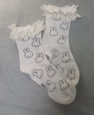 Calcetines blancos con conejitos y encaje