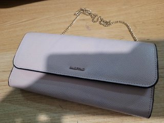 Bolso Parfois rosa con cadena dorada