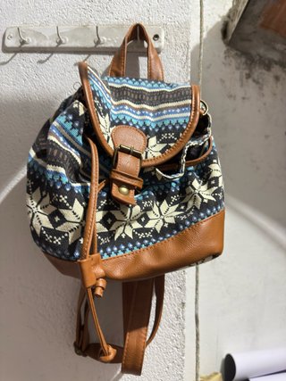 Mochila Estampada con Detalles en Marrón