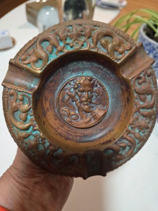 Cenicero antiguo bronce con figura central