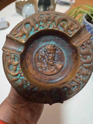 Cenicero antiguo bronce con figura central