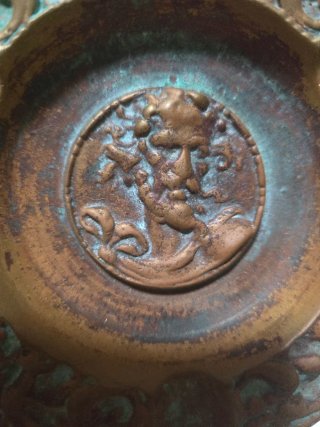 Cenicero antiguo bronce con figura central