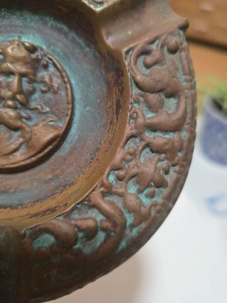 Cenicero antiguo bronce con figura central