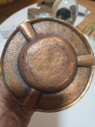Cenicero antiguo bronce con figura central
