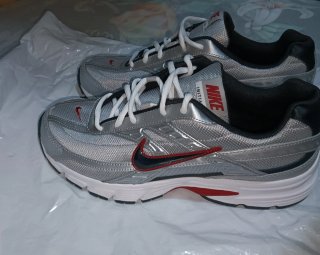 NIKE PLATA Y ROJO