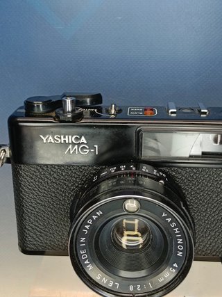 camara de fotos analogica, YASHICA MG-1, objetivo YASHINON, con funda