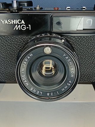 camara de fotos analogica, YASHICA MG-1, objetivo YASHINON, con funda