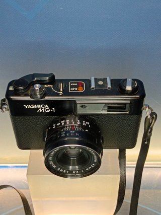 camara de fotos analogica, YASHICA MG-1, objetivo YASHINON, con funda