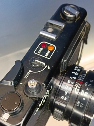 camara de fotos analogica, YASHICA MG-1, objetivo YASHINON, con funda