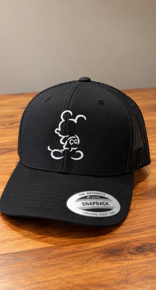 Gorra negra con silueta Mickey Mouse.