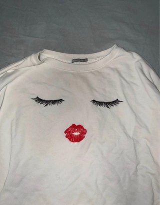 Sudadera Bershka L beso y pestañas
