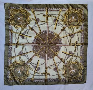 Pañuelo de seda con estampado de espadas