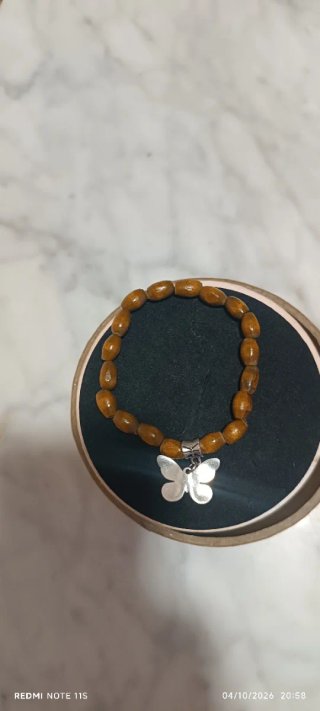 Pulsera de Madera con Colgante de Mariposa