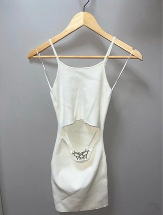 Vestido Bershka blanco con detalle mariposa