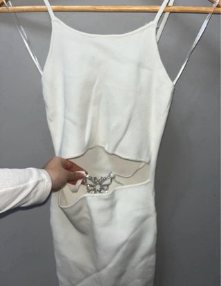 Vestido Bershka blanco con detalle mariposa