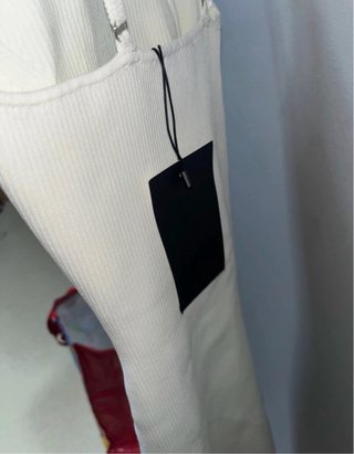 Vestido Bershka blanco con detalle mariposa