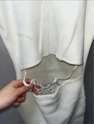 Vestido Bershka blanco con detalle mariposa