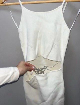 Vestido Bershka blanco con detalle mariposa
