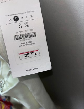 Vestido Bershka blanco con detalle mariposa