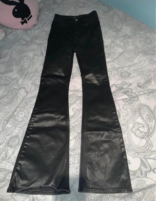 Pantalón campana ASOS polipiel negro