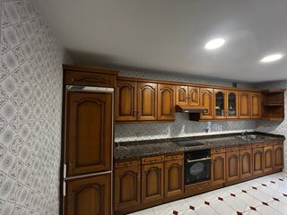 Muebles de cocina de madera con encimera granito