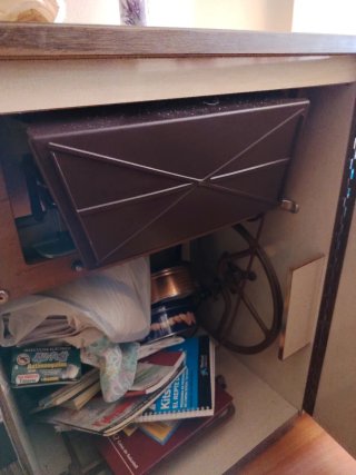 Máquina de coser antigua con mueble